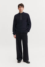 Laden Sie das Bild in den Galerie-Viewer, Hector Corduroy Trousers, Dark Navy
