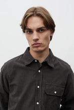Laden Sie das Bild in den Galerie-Viewer, Kongshoved Relaxed Micro Cord Shirt, Beluga
