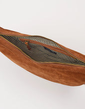 Laden Sie das Bild in den Galerie-Viewer, Leo Midi Crossbody-Tasche mit Riemen, Cognac Wildleder
