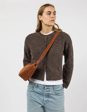 Laden Sie das Bild in den Galerie-Viewer, Leo Midi Crossbody-Tasche mit Riemen, Cognac Wildleder
