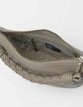 Laden Sie das Bild in den Galerie-Viewer, Leo Midi Twisted Handle, Clay Soft Grain Leather
