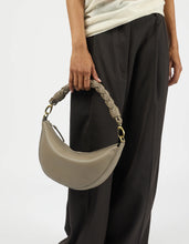 Laden Sie das Bild in den Galerie-Viewer, Leo Midi Twisted Handle, Clay Soft Grain Leather
