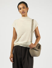 Laden Sie das Bild in den Galerie-Viewer, Leo Midi Twisted Handle, Clay Soft Grain Leather

