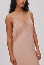Laden Sie das Bild in den Galerie-Viewer, Lilou Sheer-Kleid mit Spitzeneinsätzen, Blush
