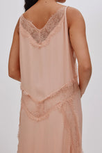 Laden Sie das Bild in den Galerie-Viewer, Lilou Sheer-Kleid mit Spitzeneinsätzen, Blush
