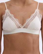Laden Sie das Bild in den Galerie-Viewer, LOVE LACE Zarter Triangel-Bralette, Weiß

