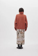 Laden Sie das Bild in den Galerie-Viewer, MABEKA Fluffy knit funnel-neck, Redwood
