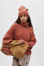 Laden Sie das Bild in den Galerie-Viewer, MABEKA Fluffy knit funnel-neck, Redwood
