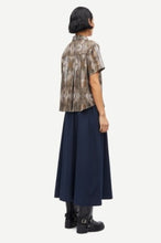 Load image into Gallery viewer, Mina ss shirt 14028 Aquarel Animal Greige
