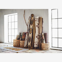 Load image into Gallery viewer, Tufted cotton runner with tassels 70x140 cm
