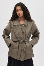 Laden Sie das Bild in den Galerie-Viewer, NADIRA Utility cropped trench jacket, Asphalt
