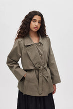 Laden Sie das Bild in den Galerie-Viewer, NADIRA Utility cropped trench jacket, Asphalt
