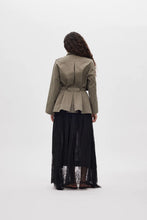 Laden Sie das Bild in den Galerie-Viewer, NADIRA Utility cropped trench jacket, Asphalt
