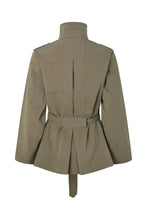 Laden Sie das Bild in den Galerie-Viewer, NADIRA Utility cropped trench jacket, Asphalt
