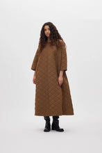 Laden Sie das Bild in den Galerie-Viewer, PAMALA Tech quilt dress, Chestnut
