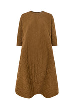 Laden Sie das Bild in den Galerie-Viewer, PAMALA Tech quilt dress, Chestnut
