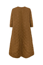 Laden Sie das Bild in den Galerie-Viewer, PAMALA Tech quilt dress, Chestnut
