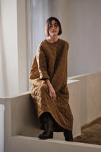 Laden Sie das Bild in den Galerie-Viewer, PAMALA Tech quilt dress, Chestnut
