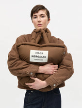 Laden Sie das Bild in den Galerie-Viewer, Light Ribstop Pillow Bag, Cocoa
