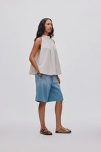 Laden Sie das Bild in den Galerie-Viewer, Raha weite Shorts aus hellblauem Denim, helle Waschung
