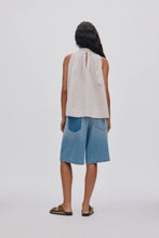 Laden Sie das Bild in den Galerie-Viewer, Raha weite Shorts aus hellblauem Denim, helle Waschung
