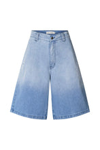 Laden Sie das Bild in den Galerie-Viewer, Raha weite Shorts aus hellblauem Denim, helle Waschung
