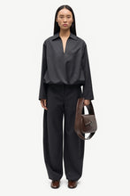 Laden Sie das Bild in den Galerie-Viewer, Sadaphne shirt 16248, Black Mel.
