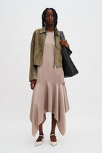 Laden Sie das Bild in den Galerie-Viewer, Kleid mit Schalkragen und Saum, Dunkel Taupe

