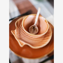 Laden Sie das Bild in den Galerie-Viewer, Stoneware Seashell Tray, Orange
