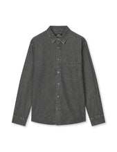 Laden Sie das Bild in den Galerie-Viewer, Sky Denim Sune Shirt, Mid Black Wash
