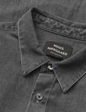 Laden Sie das Bild in den Galerie-Viewer, Sky Denim Sune Shirt, Mid Black Wash

