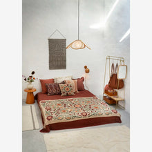 Laden Sie das Bild in den Galerie-Viewer, Suzani embroidered throw 130x180, Sand/ruby wine
