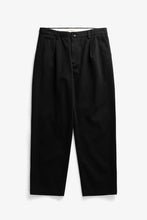 Laden Sie das Bild in den Galerie-Viewer, Volda Pleated Cotton Twill Trousers, Black
