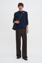 Laden Sie das Bild in den Galerie-Viewer, Wool Yak Sweater, Navy
