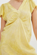 Load image into Gallery viewer, Wilhelmina Marbled bias cap slv dress Lemon
